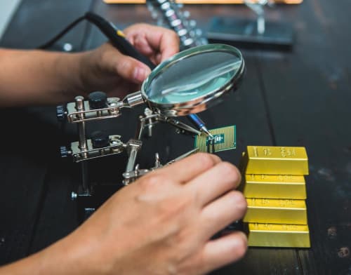 Scientists Turn E-Waste Into Pure Gold Using Pool Cleaner and Sunlight